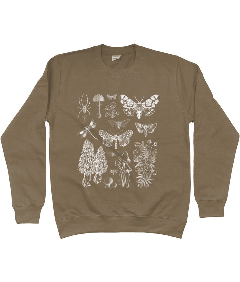 K&ouml;nnte beinhalten: Ein braunes Sweatshirt mit einem wei&szlig;en Druck verschiedener Insekten, Pilze und Pflanzen. Der Druck enth&auml;lt eine Spinne, eine Libelle, Schmetterlinge und Pilze.