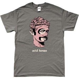 Puede incluir: Una camiseta gris con una ilustraci&oacute;n rosa y negra de un busto de hombre con el texto "acid house" impreso debajo de la imagen.