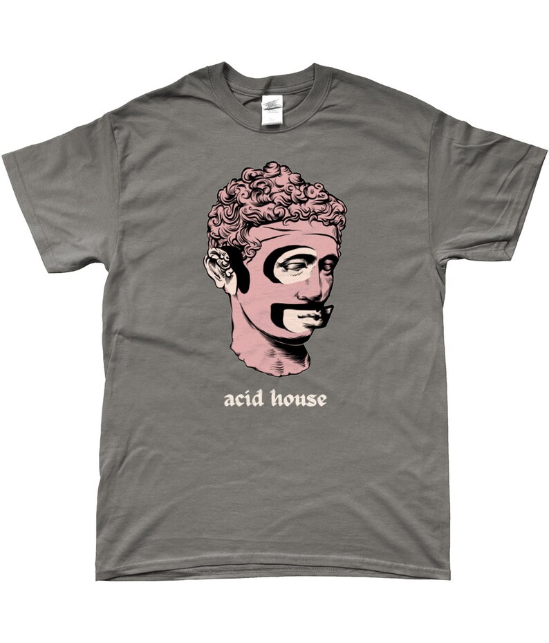 Puede incluir: Una camiseta gris con una ilustraci&oacute;n rosa y negra de un busto de hombre con el texto "acid house" impreso debajo de la imagen.