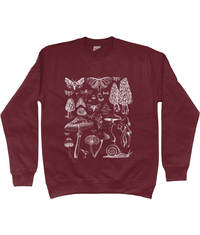 Pode incluir: Uma camisola de cor vinho com uma estampa branca de v&aacute;rios cogumelos, borboletas e outros insetos. A estampa &eacute; uma ilustra&ccedil;&atilde;o de estilo vintage.