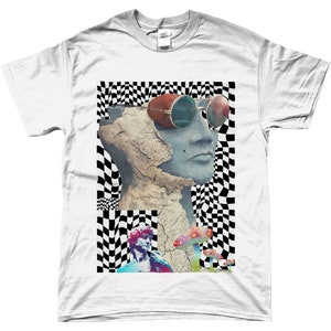 Pu&ograve; includere: Una maglietta bianca con un design grafico che presenta un busto di pietra con occhiali da sole e uno sfondo a scacchi. Ci sono anche funghi nel design.