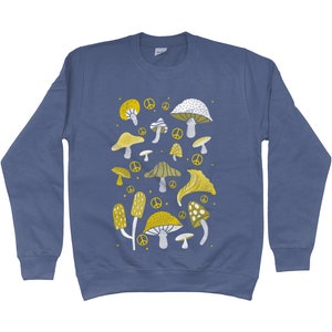 Puede incluir: Una sudadera azul con un patr&oacute;n de setas amarillas y blancas y signos de paz.