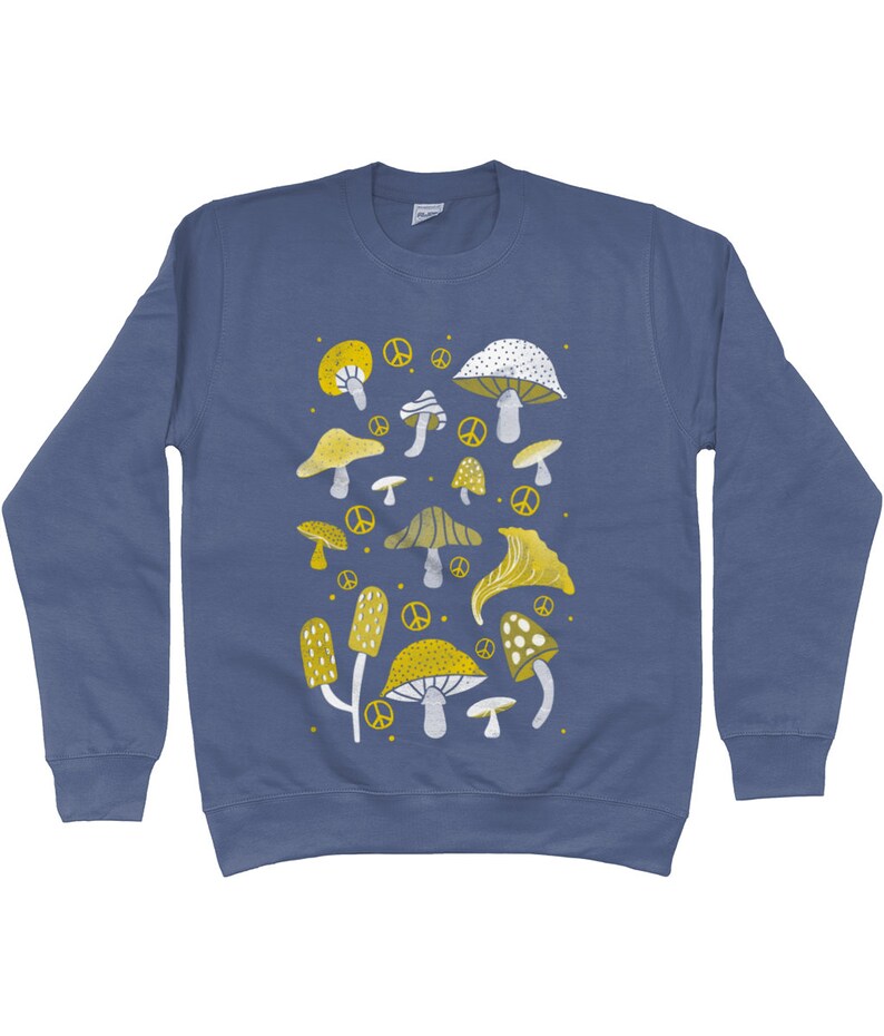 Puede incluir: Una sudadera azul con un patr&oacute;n de setas amarillas y blancas y signos de paz.