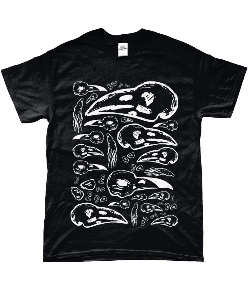 Op de afbeelding: Zwart T-shirt met een witte grafische afbeelding van vogel schedels en botfragmenten. Het ontwerp wordt herhaald over de voorkant. Het shirt heeft korte mouwen en een ronde hals.