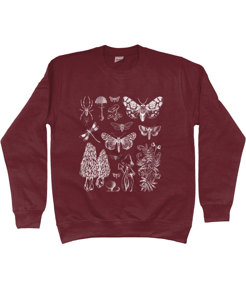 K&ouml;nnte beinhalten: Ein weinroter Pullover mit einem wei&szlig;en Druck verschiedener Insekten, Pilze und Pflanzen. Der Druck umfasst eine Spinne, Schmetterlinge, Libellen und Pilze.