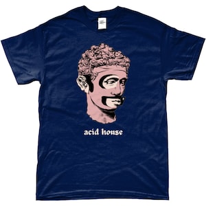 Puede incluir: Una camiseta azul marino con un gr&aacute;fico de un busto rosa de un hombre con bigote y el texto "acid house" impreso en blanco debajo del gr&aacute;fico.