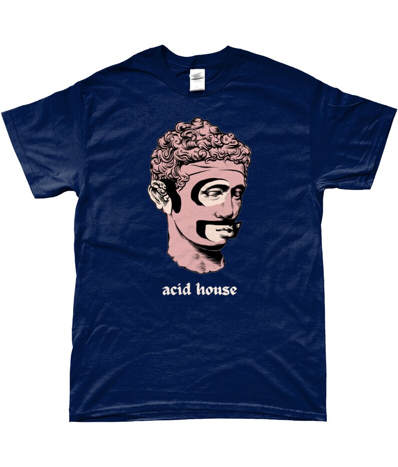 Puede incluir: Una camiseta azul marino con un gr&aacute;fico de un busto rosa de un hombre con bigote y el texto "acid house" impreso en blanco debajo del gr&aacute;fico.