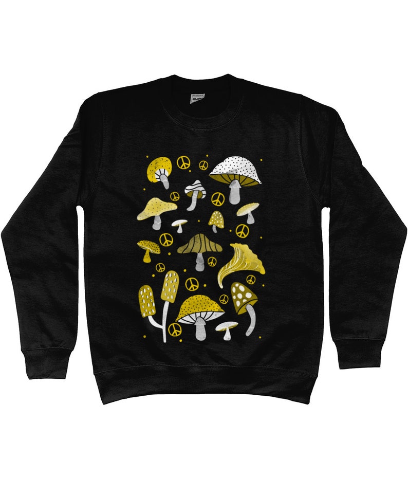 Puede incluir: Sudadera negra con un dise&ntilde;o de setas amarillas y blancas. Las setas est&aacute;n dispuestas en un patr&oacute;n vertical y est&aacute;n rodeadas de signos de paz.