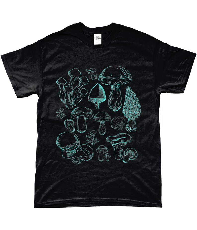 Op de afbeelding: Zwart T-shirt met een turquoise blauwe grafische afbeelding van verschillende paddenstoelen. De paddenstoelen zijn getekend in een vintage stijl.