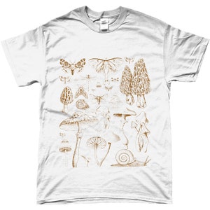 K&ouml;nnte beinhalten: Wei&szlig;es T-Shirt mit einer braunen Illustration verschiedener Pilze, Schnecken und Motten.
