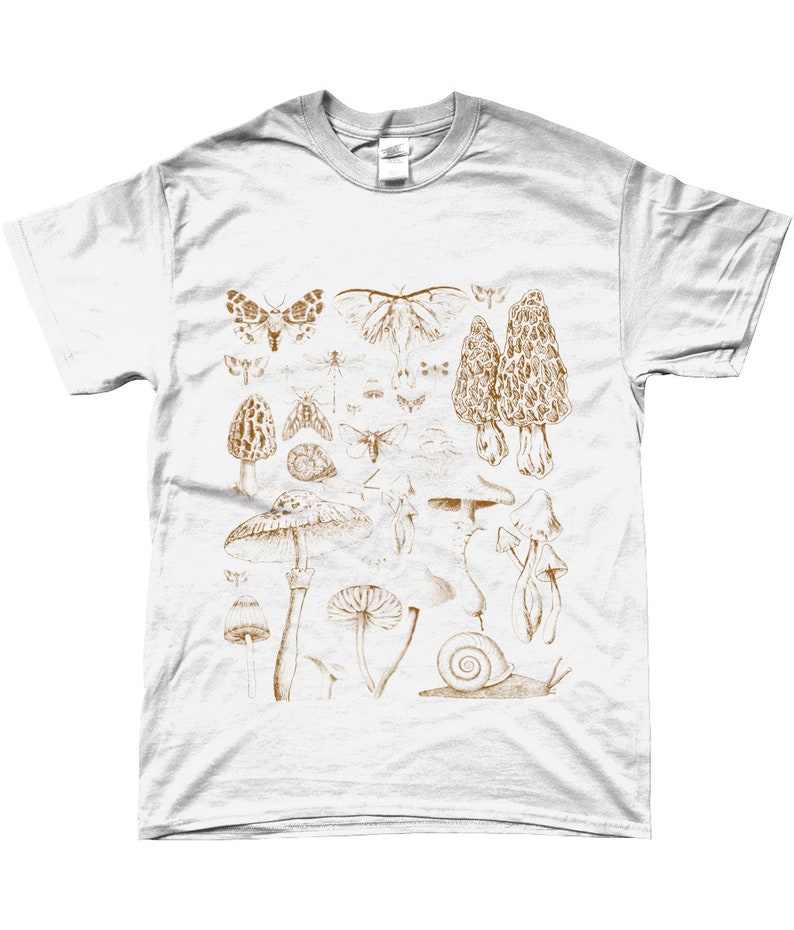 K&ouml;nnte beinhalten: Wei&szlig;es T-Shirt mit einer braunen Illustration verschiedener Pilze, Schnecken und Motten.