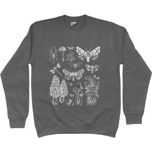 K&ouml;nnte beinhalten: Ein dunkelgraues Sweatshirt mit einem wei&szlig;en Druck verschiedener Insekten, Pilze und Pflanzen. Der Druck enth&auml;lt eine Spinne, eine Libelle, einen Nachtfalter und einen Pilz.