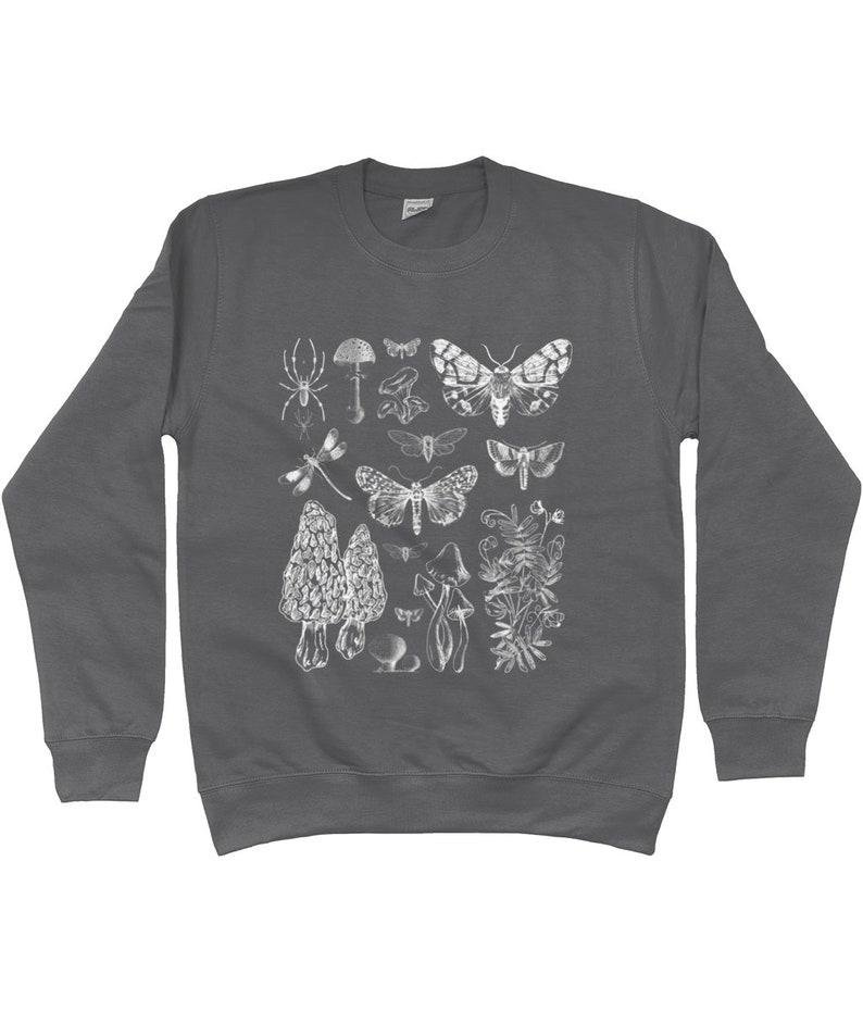 K&ouml;nnte beinhalten: Ein dunkelgraues Sweatshirt mit einem wei&szlig;en Druck verschiedener Insekten, Pilze und Pflanzen. Der Druck enth&auml;lt eine Spinne, eine Libelle, einen Nachtfalter und einen Pilz.