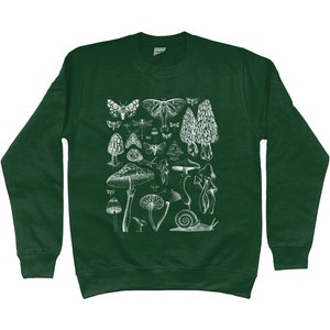 Pode incluir: Uma camisa de frio verde escura com uma estampa branca de v&aacute;rios cogumelos, borboletas e insetos.