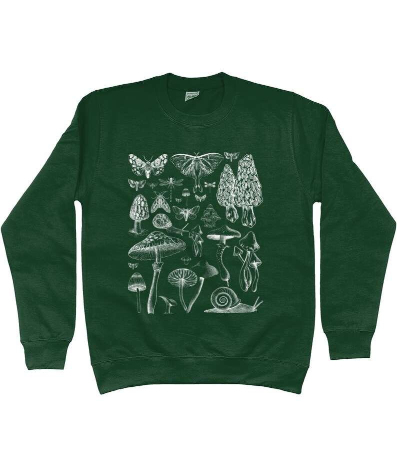 Pode incluir: Uma camisa de frio verde escura com uma estampa branca de v&aacute;rios cogumelos, borboletas e insetos.