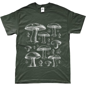Puede incluir: Una camiseta verde oscuro con un estampado blanco de varios hongos. Los hongos est&aacute;n dibujados en un estilo vintage y est&aacute;n dispuestos en un patr&oacute;n aleatorio.