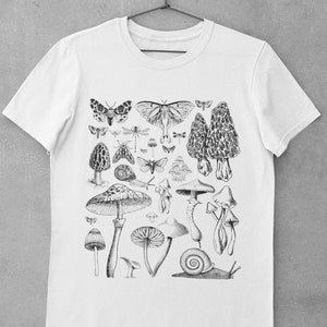 Puede incluir: Camiseta blanca con una ilustraci&oacute;n en blanco y negro de setas, mariposas y un caracol.
