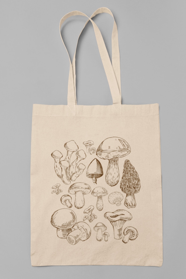 Peut inclure: Un sac fourre-tout en toile beige avec un motif de diff&eacute;rents types de champignons &agrave; l'encre brune. Les champignons sont dessin&eacute;s dans un style vintage.