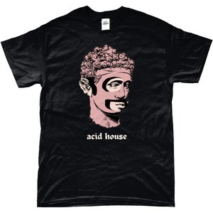 Puede incluir: Camiseta negra con una ilustraci&oacute;n rosa y blanca de un busto de hombre con bigote y el texto "acid house" impreso debajo.