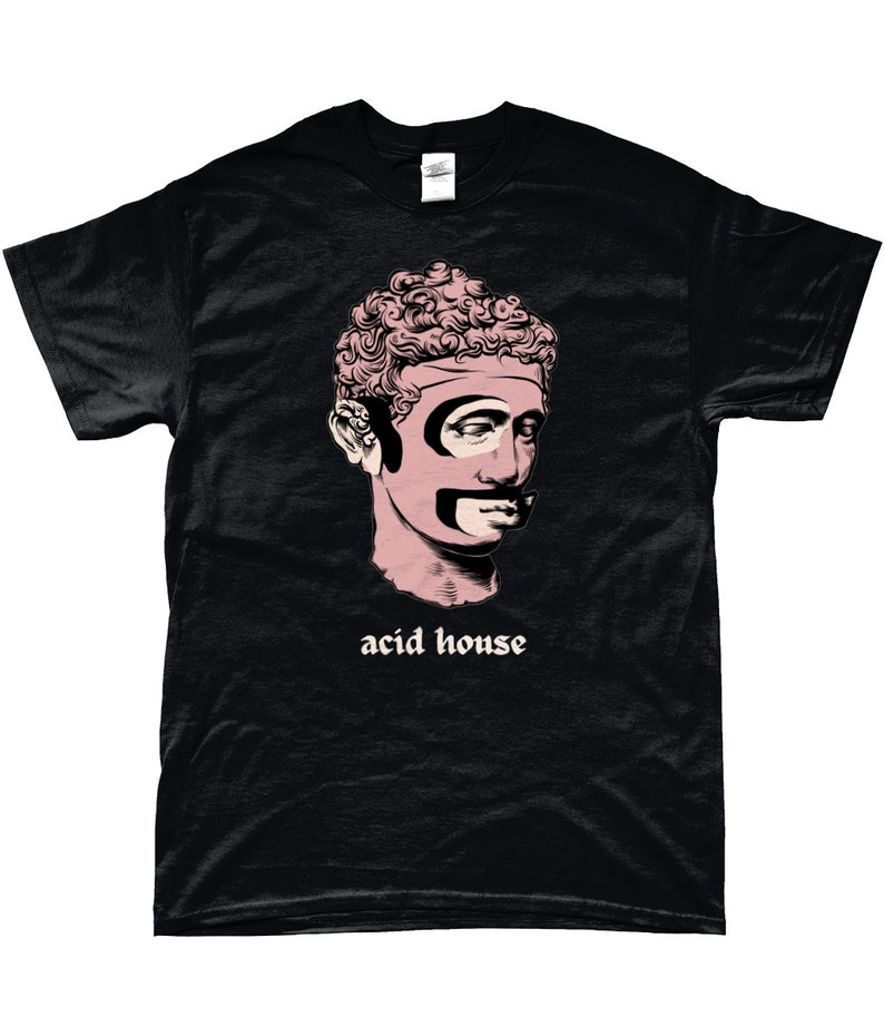Puede incluir: Camiseta negra con una ilustraci&oacute;n rosa y blanca de un busto de hombre con bigote y el texto "acid house" impreso debajo.