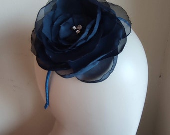 Coiffe florale, serre-tête à grandes fleurs, casque à fleurs en tissu, couronne de demoiselle d'honneur bleue, fascinateur à fleurs bleues, casque à fleurs