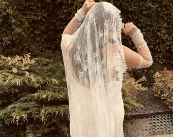 Velo de novia tipo mantilla de encaje Chantilly en color marfil suave con peineta.