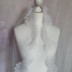 Véu curto de mantilha com acabamento em renda chantilly na cor marfim claro – acessório elegante para casamento