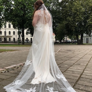 Mantilla Veil in soft Ivory -Cathedral Single tier Chantilly lace applique veil