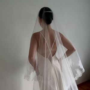 Двухъярусная фата из кружева шантильи с мягким тюлем Blusher