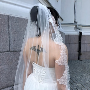 1 Tier Chantilly Lace Wedding Veil: Soft Ivory Tulle, Floor/Chapel/Cathedral Lengths