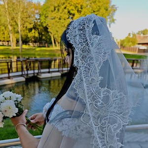 Mantilla Veil Chantilly Lace Spanish style in Soft Ivory