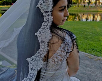 Welon ślubny Mantilla z koronką Chantilly w kwiatowym kolorze Soft Ivory z grzebieniem