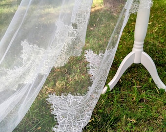 Voile cathédrale dentelle chantilly avec fard à joues en ivoire clair