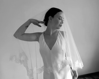 Véu com acabamento em renda chantilly e blush: duas camadas, marfim suave