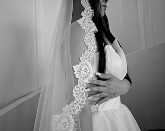 Miękki welon ślubny typu mantilla w kolorze kości słoniowej z koronką Chantilly o kwiatowym wzorze, ręcznie robiony, z grzebieniem