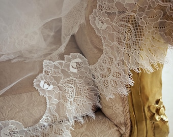 Voile de dentelle chantilly avec fard à joues | Chapelle en voile de dentelle florale, cathédrale en ivoire
