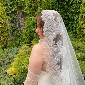 Chantilly lace Spanish Mantilla veil in Light Ivory : Beautiful Cathedral wedding Mantilla Veil
