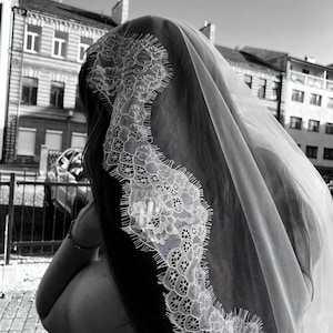 Chantilly Lace Veil Mantilla Soft Ivory – Floral Lace trimmed Classic Spanish Bridal Wedding Accessory Long Elegant Veil for Bride
