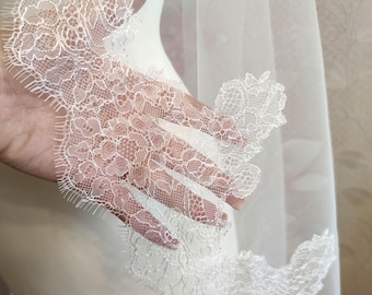 Chantilly lace Mantilla veil in Light Ivory : Beautiful art deco Cathedral Mantilla
