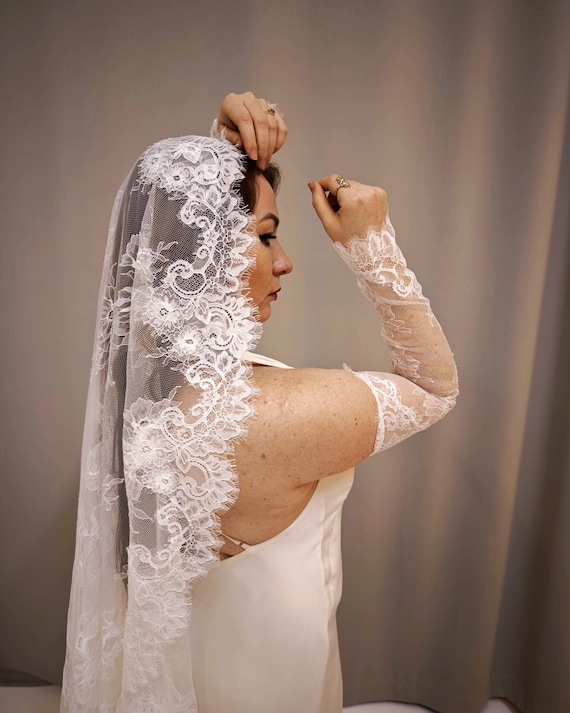 Elegant Creamy White Lace Bridal Veil Mantilla Style Chantilly Lace Mantilla Wedding Veil, Knee Length in Off  main image 4