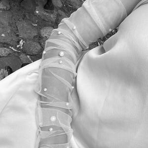 Wedding Gloves Elegant Bridal Accessories with Pearl Detail & Chantilly Lace Sleeves for Wedding Dress, Formal Bridal Evening Gloves