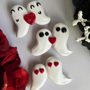 Magnesy z motywem duchów, magnesy walentynkowe, upiorne dekoracje halloweenowe, pomysły na romantyczne prezenty, prezenty rocznicowe, słodki prezent dla niej
