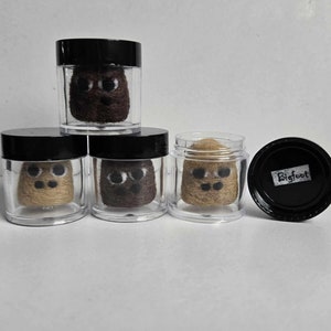 Adopteer een bigfoot, vriendelijke sasquatch, cryptid cadeau-idee, Halloween-decoratie, naaldvilten yeti, schattig klein monster, zacht minihuisdier, spookachtig