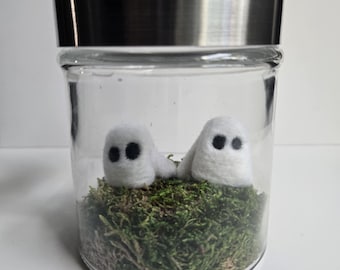Pareja de fantasmas en un frasco de fieltro con aguja: decoración espeluznante para Halloween