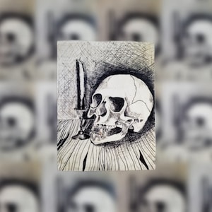 Könnte beinhalten: Eine Schwarz-Weiß-Zeichnung mit Stift und Tinte, die einen menschlichen Schädel und eine Kerze in einem Halter zeigt. Der Schädel befindet sich rechts, die Kerze und der Halter links. Der Hintergrund hat ein strukturiertes Muster.