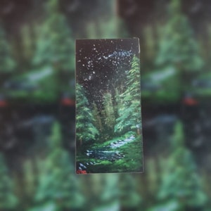Adesivo "Cielo stellato notturno sopra boschi con ruscello", adesivo artistico in stile Bob Ross, adesivo per laptop con tema naturalistico, adesivo con scena di campeggio