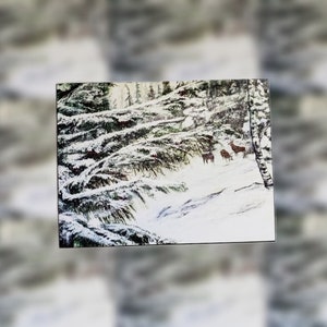 Scena invernale dell'albero di pino con adesivo di cervo, adesivo della fauna selvatica, arte animale, scena di neve
