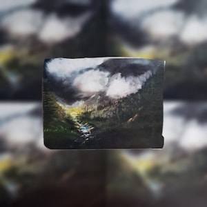 Stormy Mountains Sticker, Natuur Laptop Sticker, Stream River door bergen, Cloudy Day Artwork