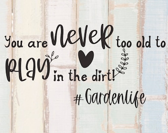 Nunca eres demasiado viejo para jugar en la suciedad SVG - #Gardenlife svg - Flower pot - Decoración del jardín - Spring clip art - Planter design cut file