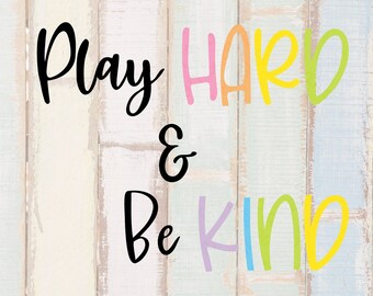 Juega duro & ser amable SVG - Maestro SVG -Niños playroom madera signo svg - Archivo corte maestro - Diseño de guardería - Mamá clip art- Camisa de maestro